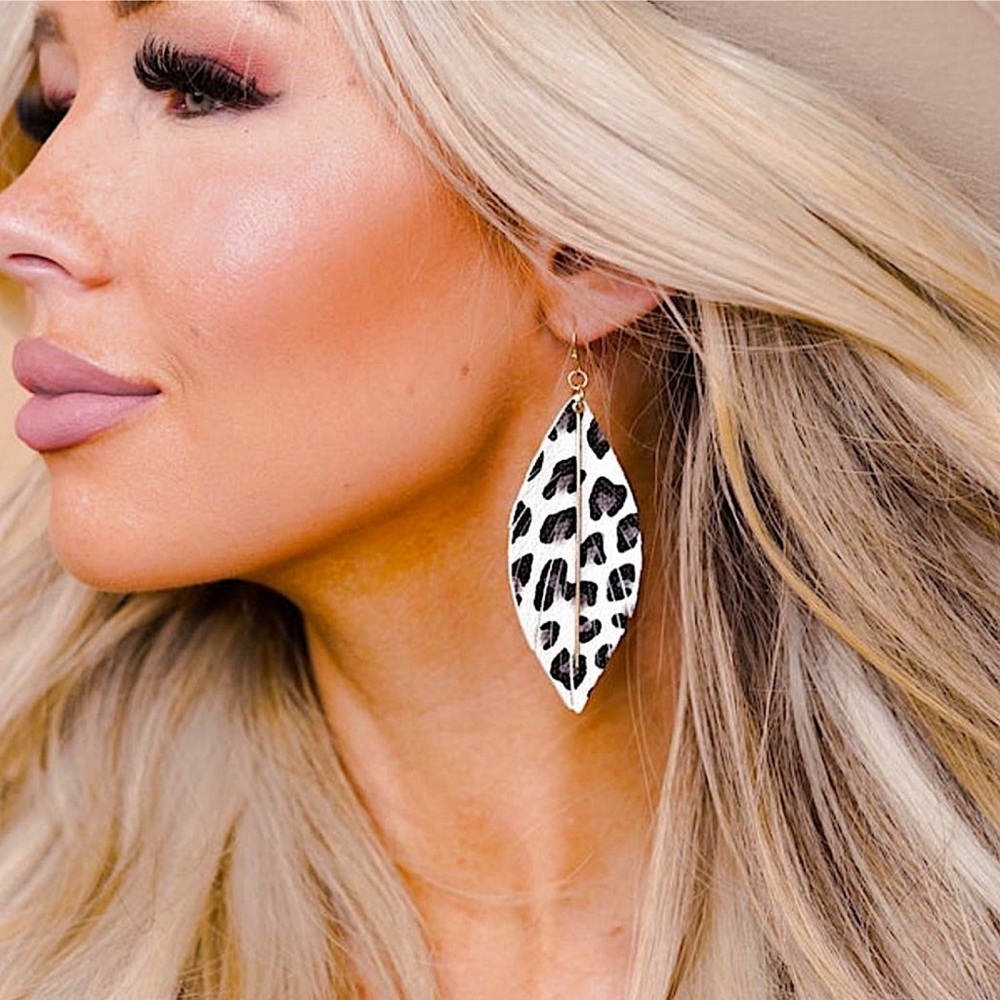 🆕🤍RUE 27: WHITE LEOPARD Leaf Shape Dangle Earrings